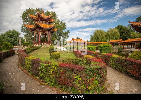 Chinesischer Kiosk in einem Garten an einem sonnigen Tag in Wien, Österreich Stockfoto