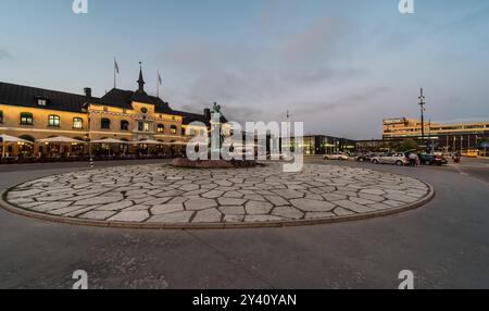 Uppsja, Uppland - Schweden - 07 27 2019 Fassade des Bahnhofs und des Platzes bei Nacht Stockfoto