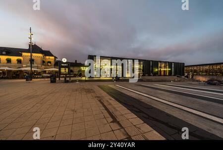 Uppsalta, Uppland -Schweden - 07 27 2019 Blick über den Platz und den Tunnel um den öffentlichen Bahnhof bei Nacht Stockfoto