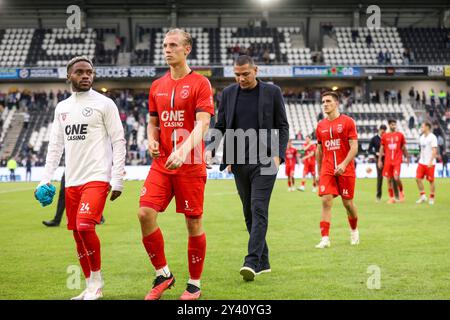 Almelo, Niederlande. September 2024. ALMELO, NIEDERLANDE - 15. SEPTEMBER: Spieler und Trainer von Almere City verlassen das Feld nach einem Unentschieden während eines niederländischen Eredivisie-Spiels zwischen Heracles Almelo und Almere City FC am 15. September 2024 bei Erve Asito in Almelo, Niederlande. (Foto: Peter Lous/Orange Pictures) Credit: dpa/Alamy Live News Stockfoto