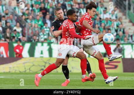 15.09.2024, MEWA ARENA, Mainz, GER, Mainz 05 vs. SV Werder Bremen im Bild: Kampf um den Ball zwischen Mitchell Weiser/Mitchell-Elijah Weiser (Werder Bremen #08); und Moritz Jenz (1. FSV Mainz 05, 3) und Kaisha Sano (1. FSV Mainz 05, 6) Foto ? Nordphoto GmbH/rscp-Photo/Frank Heinen Stockfoto