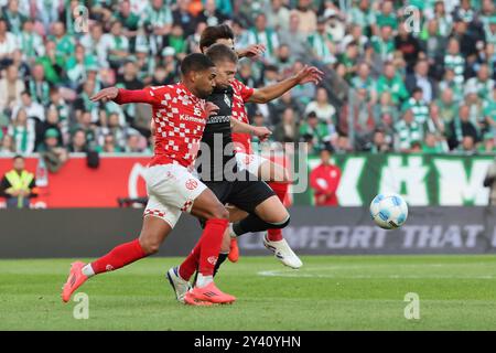 15.09.2024, MEWA ARENA, Mainz, GER, Mainz 05 vs. SV Werder Bremen im Bild: Kampf um den Ball zwischen Mitchell Weiser/Mitchell-Elijah Weiser (Werder Bremen #08); und Moritz Jenz (1. FSV Mainz 05, 3) und Kaisha Sano (1. FSV Mainz 05, 6) Foto ? Nordphoto GmbH/rscp-Photo/Frank Heinen Stockfoto