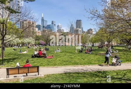 Menschenmassen im Schuylkill River Park (Fitler Square) und der Skyline im späten Frühjahr, Philadelphia, Pennsylvania, USA Stockfoto