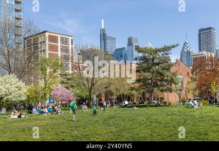 Menschenmassen im Schuylkill River Park (Fitler Square) und der Skyline im späten Frühjahr, Philadelphia, Pennsylvania, USA Stockfoto