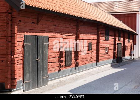 Oregrund, Uppland - Schweden - 30 07 2019 traditionelle Holzhäuser und Garten im Dorfkern im Sommer Stockfoto