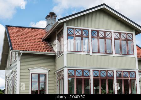 Oregrund, Uppland - Schweden - 30 07 2019 traditionelle Holzhäuser und Garten im Dorfkern im Sommer Stockfoto