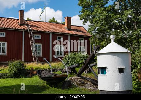 Oregrund, Uppland - Schweden - 30 07 2019 traditionelle Holzhäuser und Garten im Dorfkern im Sommer Stockfoto