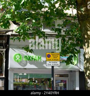 Oxfam Shop und Parkbeschränkungen im Stadtzentrum von Preston Stockfoto