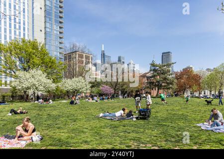 Menschenmassen im Schuylkill River Park (Fitler Square) und der Skyline im späten Frühjahr, Philadelphia, Pennsylvania, USA Stockfoto