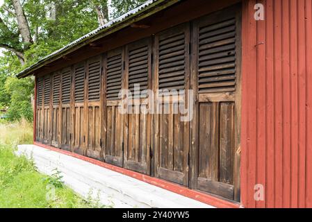 Forsmark, Osthammar, Schweden - 07 31 2019 Reihe Holztoiletten im Freien Stockfoto