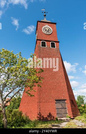 Oregrund, Uppland - Schweden - 30 07 2019 Fassade des roten hölzernen Glockenturms der Oregrund-Kirche Stockfoto