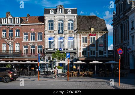 Sint-Truiden, Limburg, Belgien, 9. August 2024 - Sonnenterrassen auf dem alten Marktplatz Stockfoto