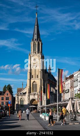 Sint-Truiden, Limburg, Belgien, 9. August 2024 - der alte Marktplatz und die Kirche der Muttergottes Stockfoto