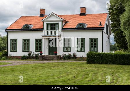 Forsmark, Osthammar - Schweden - 07 31 2019 luxuriöses Landhaus mit bebauten Gärten Stockfoto