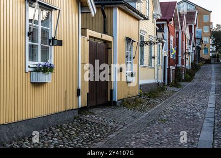 Gavle, Gavleborg County - Schweden - 07 31 2019 Straßen der Altstadt in traditionellem Holzdesign und Kopfsteinpflaster Stockfoto