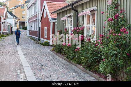Gavle, Gavleborg County - Schweden - 07 31 2019 Straßen der Altstadt in traditionellem Holzdesign und Kopfsteinpflaster Stockfoto