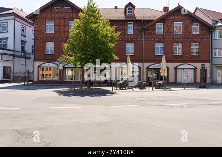 Waltershausen, Deutschland - 11. Juni 2023: Diese lebhafte Straße in Waltershausen, Deutschland, bietet eine schöne Mischung aus traditioneller Architektur und Outdoor Stockfoto