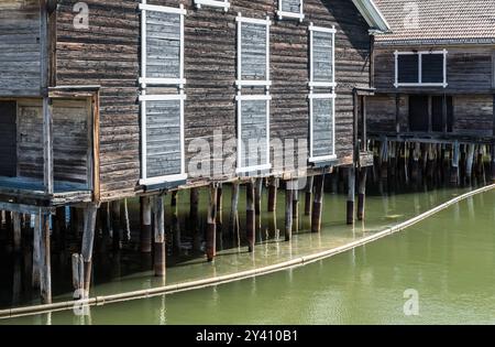 Hudiksvall, Halsingland, Gavleborg County -Schweden - 08 01 2019 reflektierende Fischlager im Stadtzentrum Stockfoto