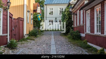Gavle, Gavleborg County - Schweden - 07 31 2019 Straßen der Altstadt in traditionellem Holzdesign und Kopfsteinpflaster Stockfoto