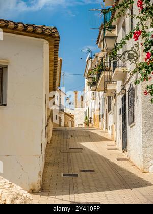 Malerische alte, enge Straße in Altea Town, Spanien Stockfoto