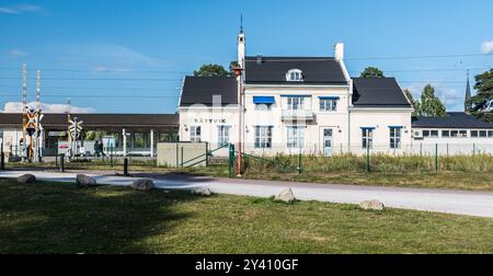 Rattvik, Dalarna - Schweden - 08 05 2019 Bahnhofsschienen und Fassade Stockfoto