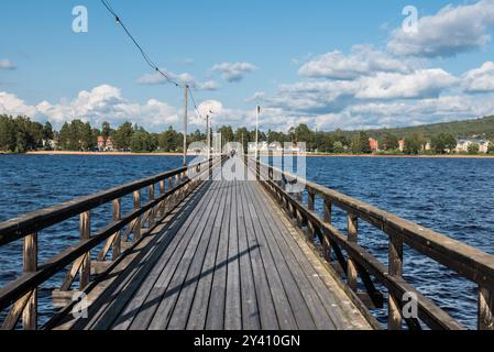 Rattvik, Dalarna - Schweden - 08 05 2019 Traight Lines der Seebrücke Silvjan Stockfoto