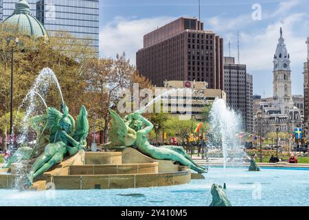 Ben Franklin Parkway mit Rathaus und Blumen im Frühling, Philadelphia, Pennsylvania, USA Stockfoto