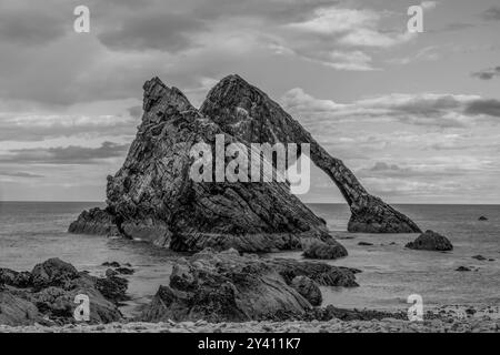 Schwarz-weiß-stimmungsvolle Aufnahme von Bow Fiddle Rock, Portknockie an der Ostküste Schottlands Stockfoto