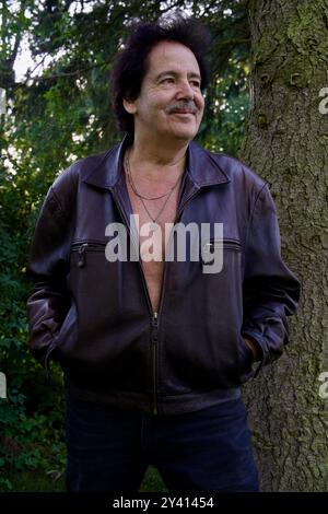 Gut aussehender Mann in einer dunklen Lederjacke Stockfoto