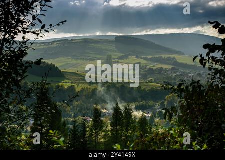 Ein malerischer Blick auf die Hügel mit Ackerland im Nationalpark Magura im Südosten Polens. Tag, Sommer Stockfoto