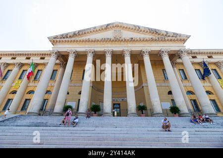 Palazzo Barbieri am berühmten Marktplatz Piazza Brà im historischen Zentrum von Verona, Italien. Heute wird das Gebäude als Rathaus genutzt. Stockfoto