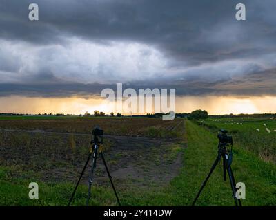 Stative mit Kameras zum Fotografieren von Blitz- und Wolkenstrukturen während einer Sturmjagd auf den niederländischen Ebenen. Stockfoto