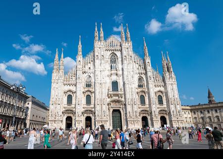Touristen auf dem Platz vor dem berühmten Mailänder Dom (Duomo di Mailand), Italien Stockfoto