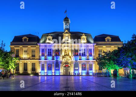 Nachtblick auf das Hôtel de ville (Rathaus) von Troyes, Frankreich, hell beleuchtet bei Nacht. Stockfoto