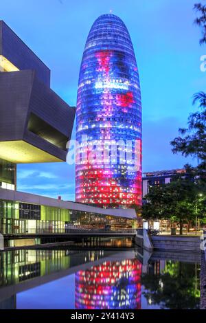 Nachtansicht auf den Glories Tower (Torre Glòries, früher bekannt als Torre Agbar) von hinter dem Design Museum von Barcelona (Museu del Disseny de Bar) Stockfoto