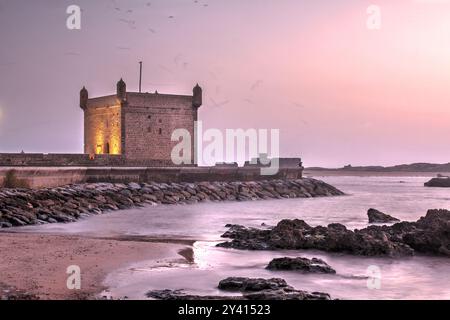 Wunderschöner Sonnenuntergang über dem Hafen von Scala, einem Verteidigungsturm, der den Hafen in Essaouira an der atlantikküste Marokkos bewacht. Stockfoto