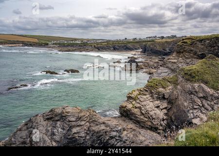 Blick in die Trevone Bay Cornwall mit Dorf und natürlichem Meeresbecken in der Ferne Stockfoto