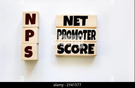 NPS Net Promoter Score Konzeptwort auf Holzwürfeln auf weißem Hintergrund. Geschäftskonzept. Stockfoto
