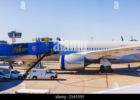 Wunderschöner Blick auf das Flugzeug der Scandinavian Airlines, das am Newark Liberty International Airport Gate an klaren Tagen angedockt wurde. New York. USA. Stockfoto