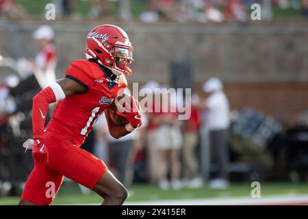 Lynchburg, VA, USA. September 2024. Liberty Flames Wide Receiver Kylen Austin (14) gibt einen Kickoff während des NCAA-Fußballspiels zwischen den UTEP Miners und den Liberty Flames im Williams Stadium in Lynchburg, VA. Jonathan Huff/CSM/Alamy Live News Stockfoto