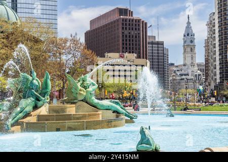 Ben Franklin Parkway mit Rathaus und Blumen im Frühling, Philadelphia, Pennsylvania, USA Stockfoto