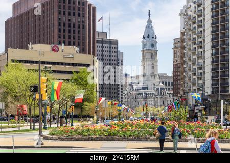 Ben Franklin Parkway mit Rathaus und Blumen im Frühling, Philadelphia, Pennsylvania, USA Stockfoto