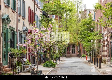 Kleine charmante Straße im Viertel Philadelphia im Frühling, Rittenhouse Square, Philadelphia, Pennsylvania, USA Stockfoto