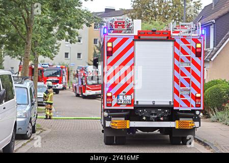 Brände in Wohngebäuden ein Kellerbrand in einem Wohnhaus gelöst einen großen Feuerwehreinsatz mit Notärzten aus. Die Rettung betroffener Personen erfolgt über eine Drehleiter im rückwärtigen Bereich. Essen Nordrhein-Westfalen Deutschland Überruhr *** Brände in Wohngebäuden Ein Kellerbrand in einem Wohngebäude löste einen großen Feuerwehreinsatz mit Rettungsdiensten aus die Rettung der Betroffenen erfolgte über eine Drehleiterleiter im hinteren Bereich Essen Nordrhein-Westfalen Deutschland Überruhr Stockfoto