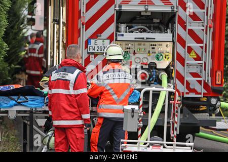 Brände in Wohngebäuden ein Kellerbrand in einem Wohnhaus gelöst einen großen Feuerwehreinsatz mit Notärzten aus. Die Rettung betroffener Personen erfolgt über eine Drehleiter im rückwärtigen Bereich. Essen Nordrhein-Westfalen Deutschland Überruhr *** Brände in Wohngebäuden Ein Kellerbrand in einem Wohngebäude löste einen großen Feuerwehreinsatz mit Rettungsdiensten aus die Rettung der Betroffenen erfolgte über eine Drehleiterleiter im hinteren Bereich Essen Nordrhein-Westfalen Deutschland Überruhr Stockfoto