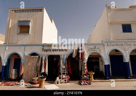 Lebensmittel und Kunsthandwerk werden in den Geschäften der marokkanischen Souks ausgestellt. Marokko, Nordafrika Stockfoto