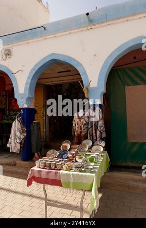 Lebensmittel und Kunsthandwerk werden in den Geschäften der marokkanischen Souks ausgestellt. Marokko, Nordafrika Stockfoto