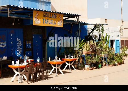 Lebensmittel und Kunsthandwerk werden in den Geschäften der marokkanischen Souks ausgestellt. Marokko, Nordafrika Stockfoto