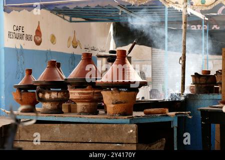 Lebensmittel und Kunsthandwerk werden in den Geschäften der marokkanischen Souks ausgestellt. Marokko, Nordafrika Stockfoto