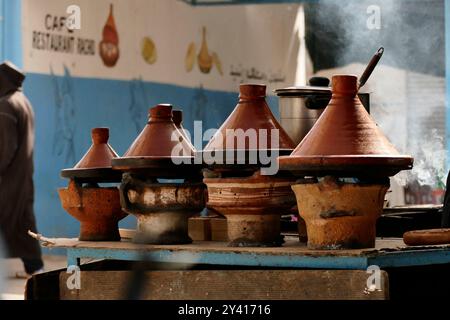 Lebensmittel und Kunsthandwerk werden in den Geschäften der marokkanischen Souks ausgestellt. Marokko, Nordafrika Stockfoto